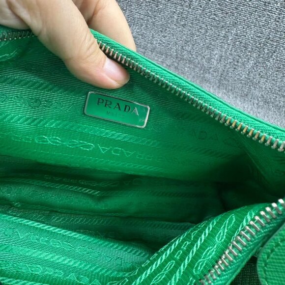 PRADA Re-edition Green W/P Nylon Shoulder Bag ccofb799-102525 - Picture 11 of 14